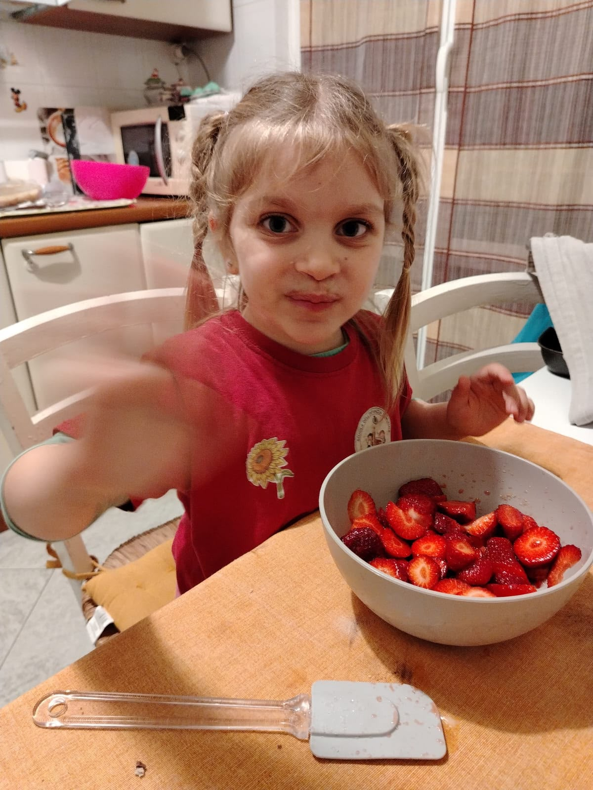 Un momento a tavola con una ciotola di fragole